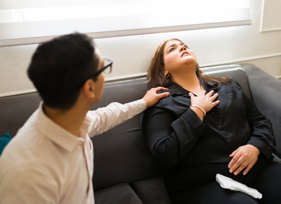 Man helping friend with staying calm 