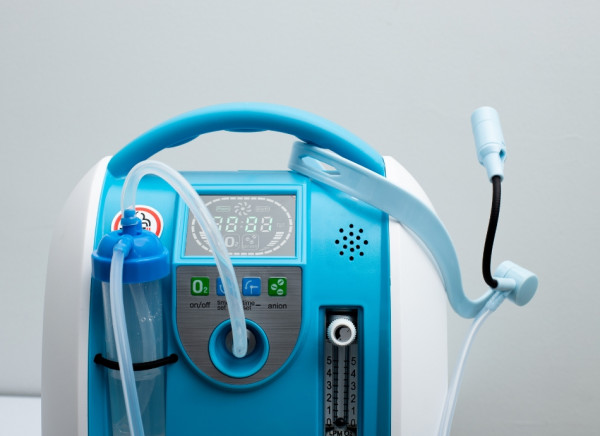 Oxygen concentrator for home oxygen therapy
