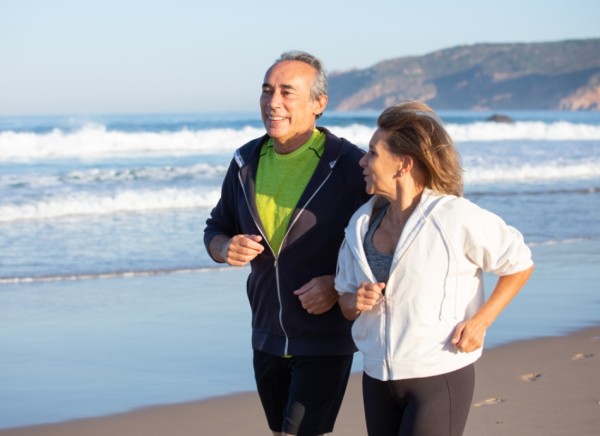 Couple walking fast along the beach