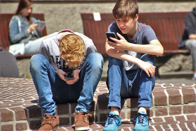 2 boys and smartphones