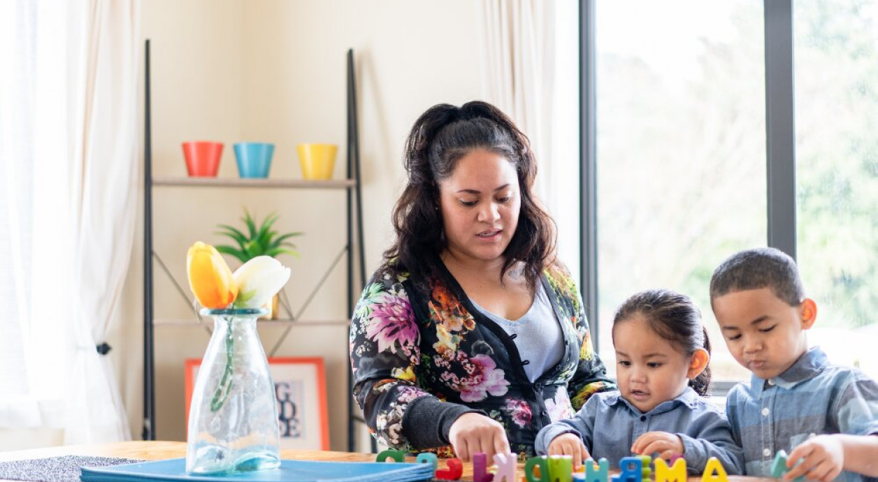 Maori mother with kids playing Canva 1000x600